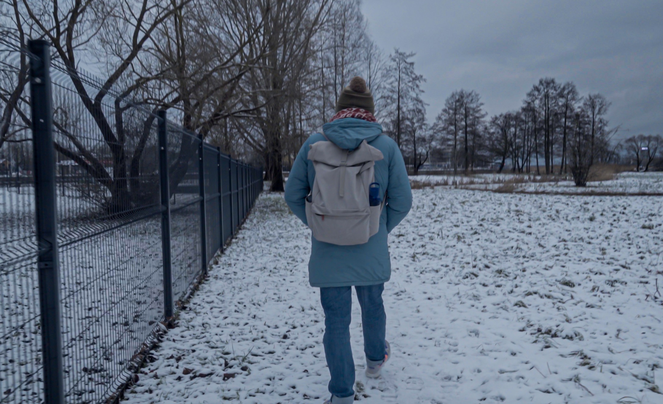 Ein Mann mit Rucksack und Mütze läuft durch den Schnee. Er ist von hinten zu sehen. © DW
