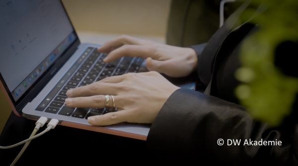 Symbolbild - Hände auf einer Laptoptastatur.