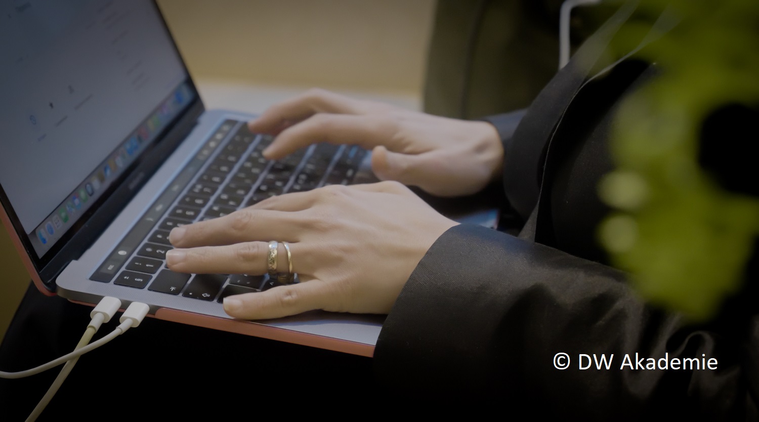 Symbolbild - Hände auf einer Laptoptastatur.