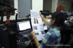 Overshoulder-shot shows the frontpage of a newspaper called "La Prensa", behind there is a desktop.