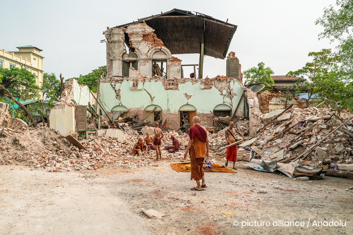 Myanmar nach dem Erdbeben 2025: Ein zerstörtes Gebäude.