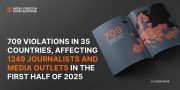 Im aufgeschlagenen Report ist eine Karte von Europa zu sehen, auf den Ländern stehen Zahlen. Der Text erläutert auf Englisch, dass 709 Verletzungen in 35 Ländern im ersten Halbjahr 2025 gezählt wurden, die 1249 Journalistinnen und Journalisten und Medienhäuser betrafen.