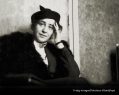 Hannah Arendt auf einer Schwarzweiß-Fotografie mit Hut, um 1940.