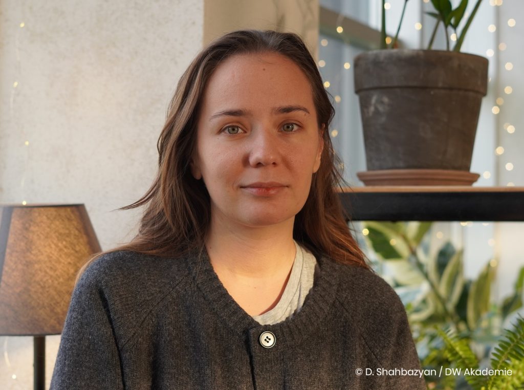 Eine Frau blickt direkt in die Kamera.
